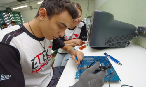 Cursos técnicos com melhores salários em 2025 oferecem rápido acesso ao mercado de trabalho e rendimentos competitivos