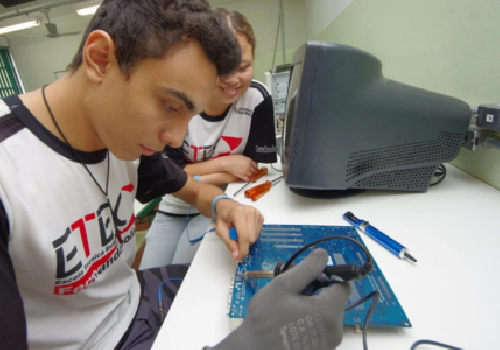 Cursos técnicos com melhores salários em 2025 oferecem rápido acesso ao mercado de trabalho e rendimentos competitivos