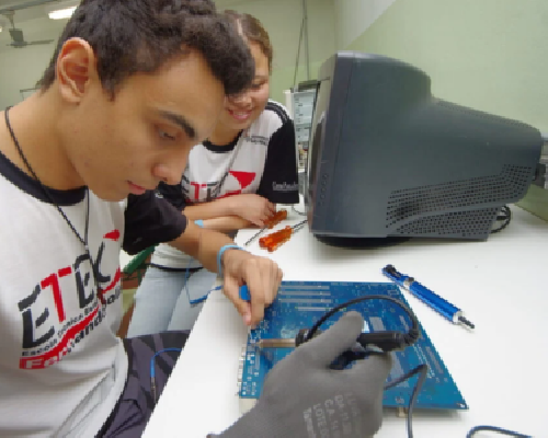 Cursos técnicos com melhores salários em 2025 oferecem rápido acesso ao mercado de trabalho e rendimentos competitivos