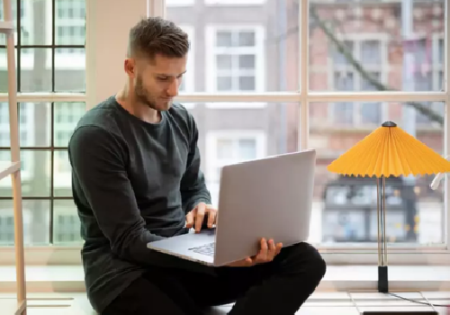 Inserção no mercado de trabalho na era da Inteligência Artificial: como se destacar ao buscar o primeiro emprego