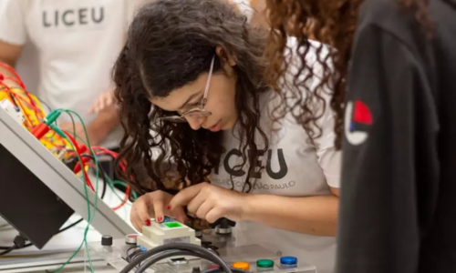 Novos cursos técnicos com foco em Inteligência Artificial formam profissionais para resolver desafios reais do mercado