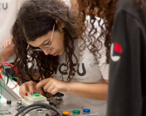 Novos cursos técnicos com foco em Inteligência Artificial formam profissionais para resolver desafios reais do mercado