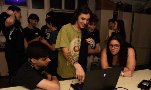 Novos cursos técnicos com foco em Inteligência Artificial preparam jovens para resolver problemas reais do mercado