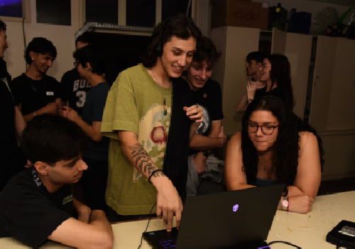 Novos cursos técnicos com foco em Inteligência Artificial preparam jovens para resolver problemas reais do mercado