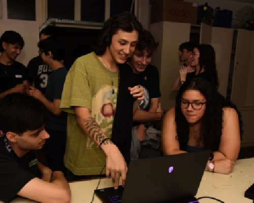 Novos cursos técnicos com foco em Inteligência Artificial preparam jovens para resolver problemas reais do mercado